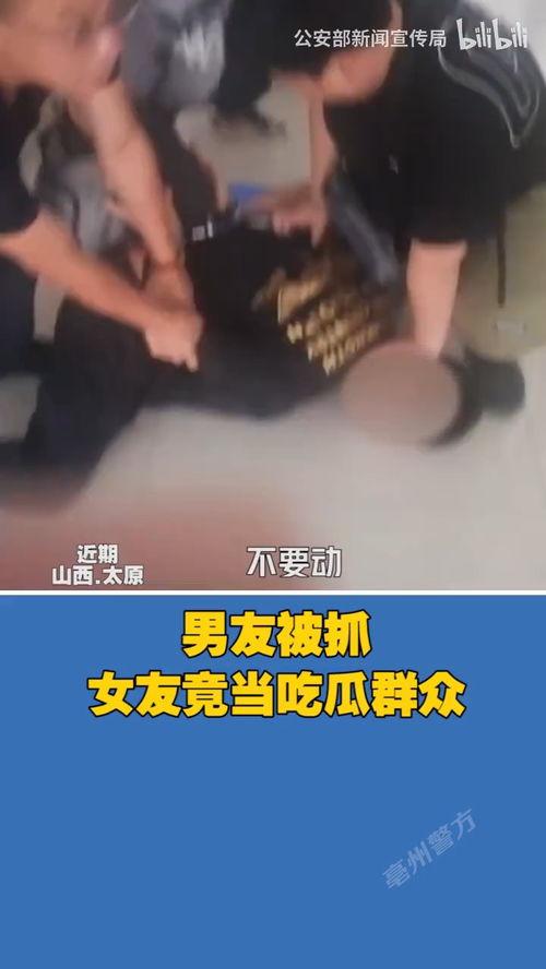 男子抓女友全程吃瓜,男子抓包女友偷吃，上演现实版“吃瓜群众”