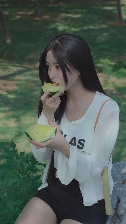 中国美女吃瓜,吃瓜背后的时尚潮流与文化现象