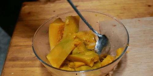 郑州农村大姐吃瓜,瓜香四溢，生活乐无边