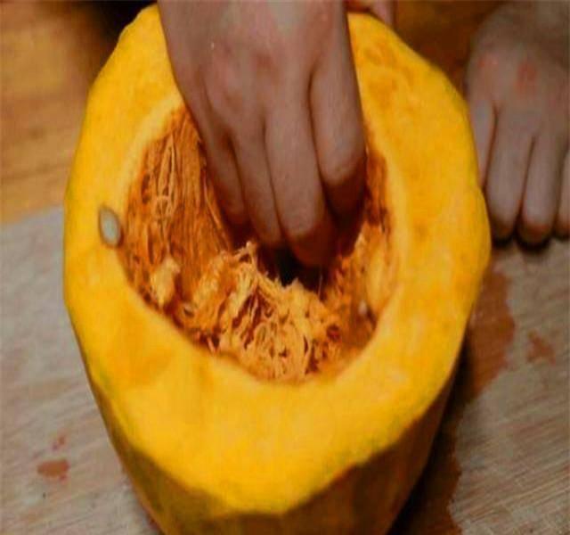 郑州农村大姐吃瓜,瓜香四溢，生活乐无边