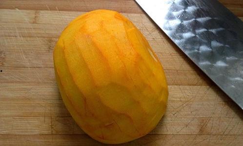 郑州农村大姐吃瓜,瓜香四溢，生活乐无边