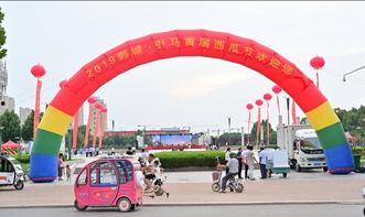 人民广场潍坊吃瓜,人民广场潍坊夏日吃瓜盛宴