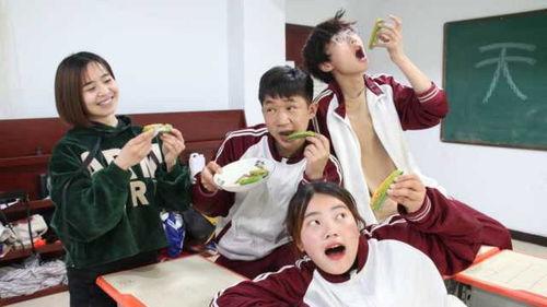 美术老师吃瓜视频,吃瓜视频引发网友热议