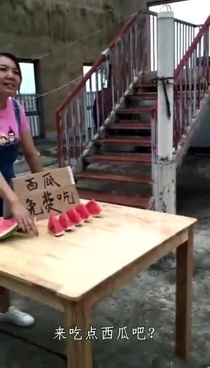 爆笑吃瓜家人视频,家人视频笑料连连！